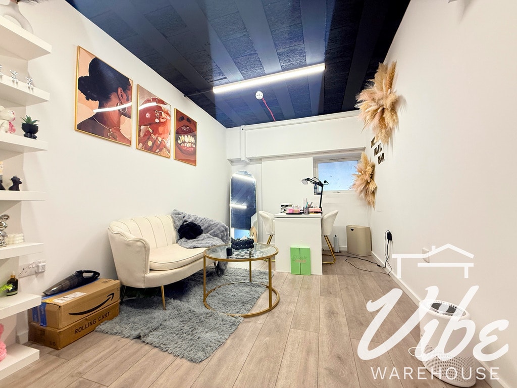 1-5 Theydon Rd, Londres à louer Photo du bâtiment- Image 1 de 9