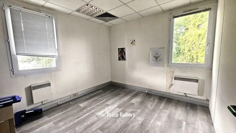 Office in Lyon for lease - Interior Photo - Image 3 of 3