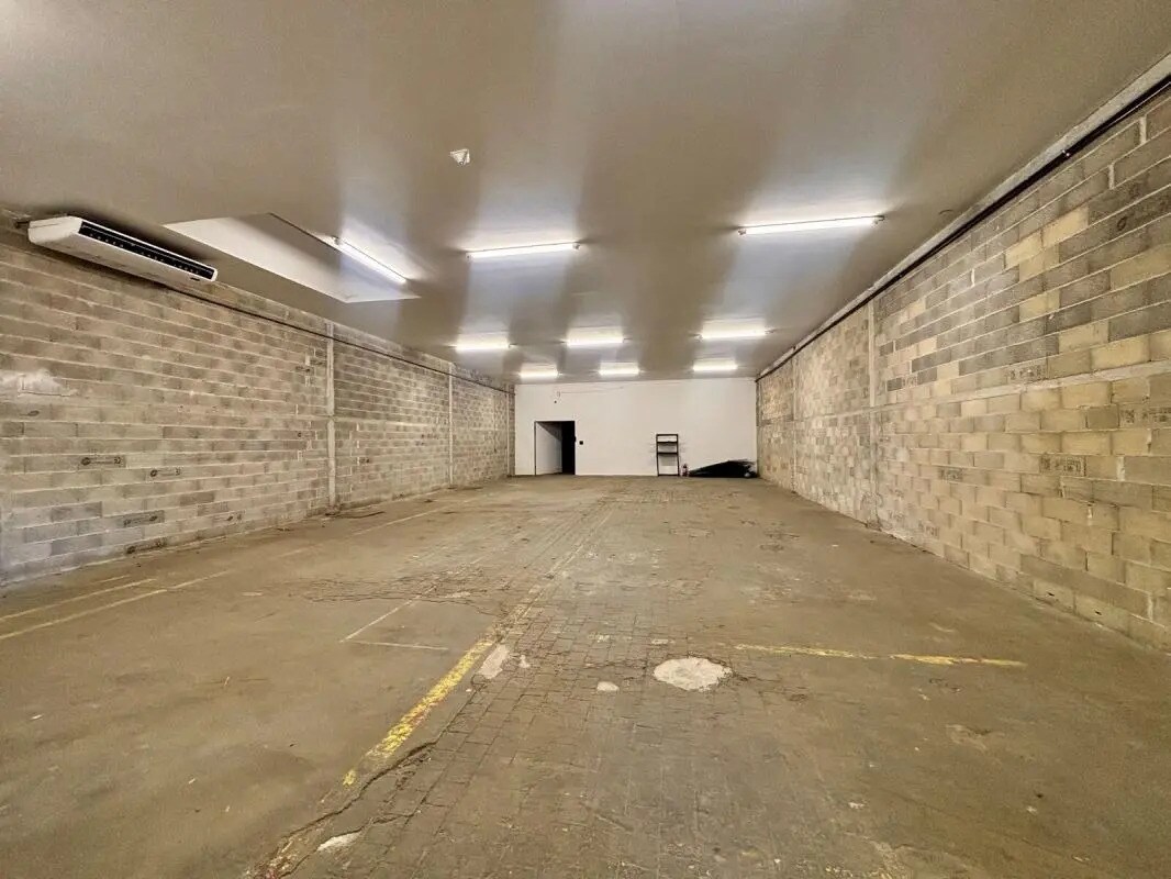 Flex in Marseille for lease Building Photo- Image 1 of 13