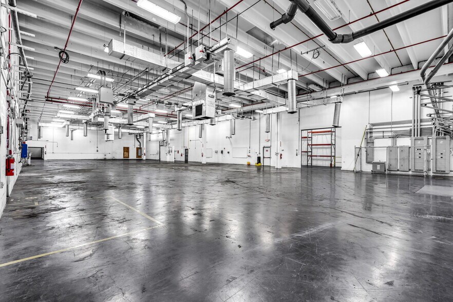 12800 NW 38th Ave, Opa Locka, FL à louer - Photo du bâtiment - Image 3 de 31