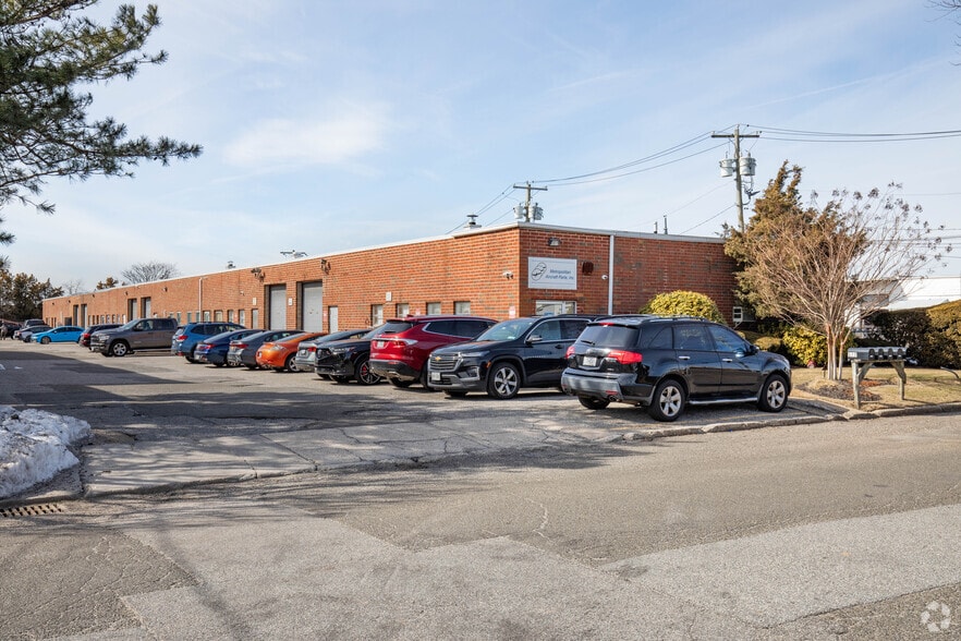 172 Cabot St, West Babylon, NY for lease - Primary Photo - Image 1 of 33
