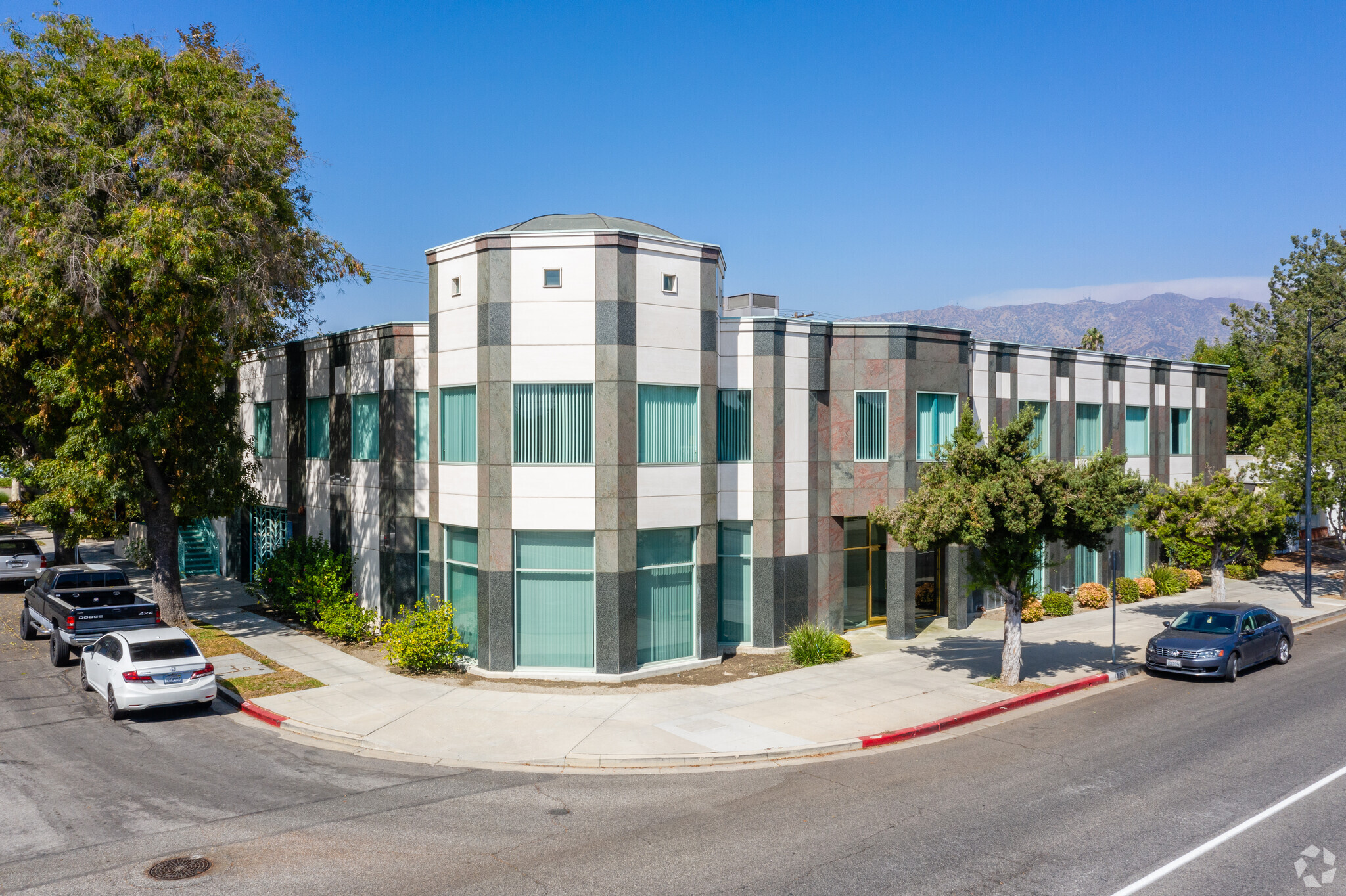 1415 W Magnolia Blvd, Burbank, CA à vendre Photo du bâtiment- Image 1 de 1