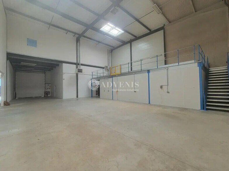 Flex in Saint-Denis for lease - Interior Photo - Image 3 of 12