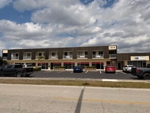 1919 Courtney Dr, Fort Myers, FL à louer Photo du bâtiment- Image 2 de 6