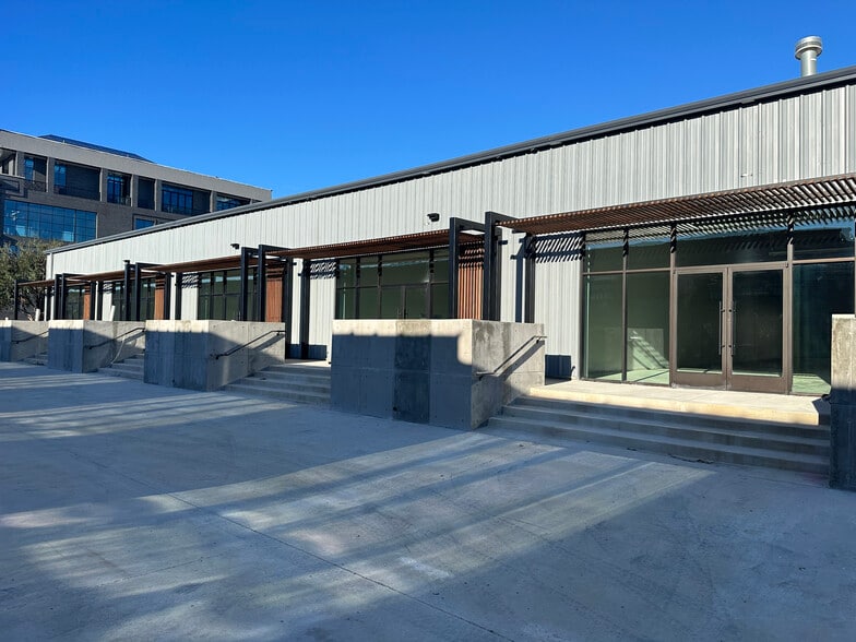 126 Glass St, Dallas, TX for lease - Building Photo - Image 1 of 6