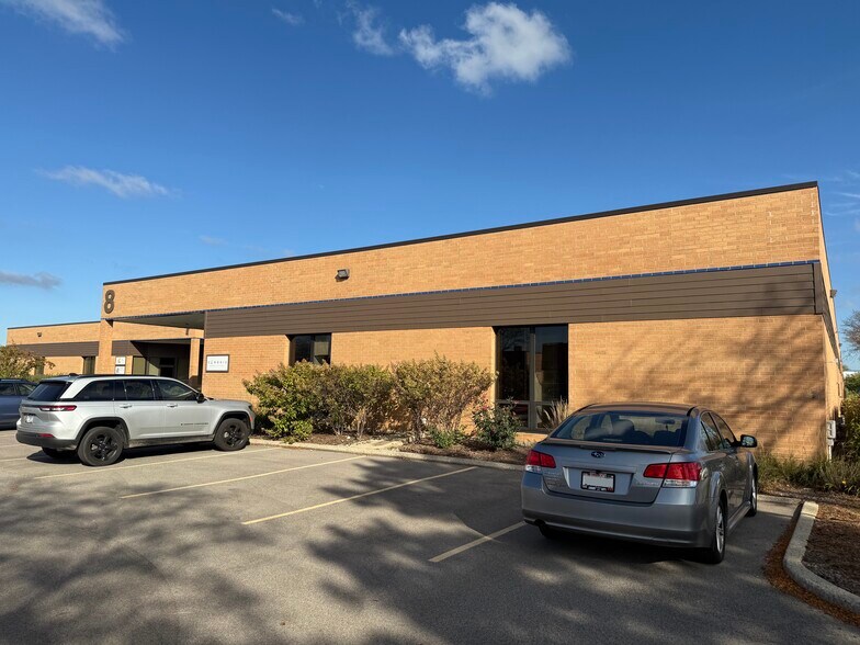 425 Huehl Rd, Northbrook, IL à vendre - Photo du bâtiment - Image 2 de 12