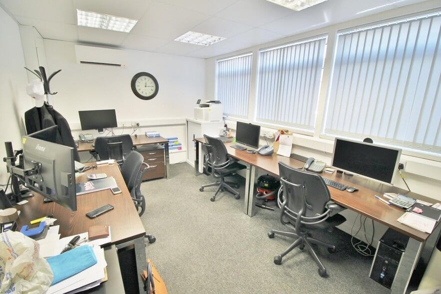 28-30 Fowler Rd, Ilford for lease - Interior Photo - Image 3 of 15