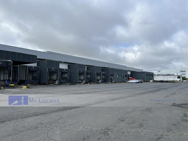 Industrial in SAINT-OUEN-L'AUMONE for lease - Building Photo - Image 1 of 2