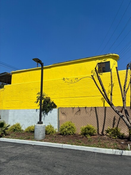 10111 Long Beach Blvd, Lynwood, CA à louer - Photo du bâtiment - Image 3 de 5