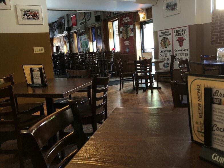 2058 W 22nd Pl, Chicago, IL for sale - Interior Photo - Image 3 of 11