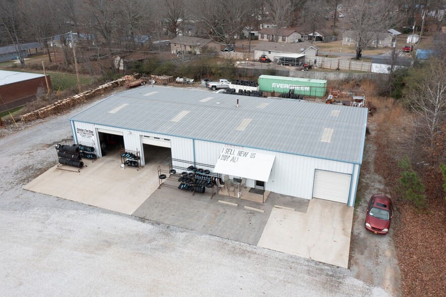 3002 W 70 Hwy, Dickson, TN for sale - Building Photo - Image 1 of 1