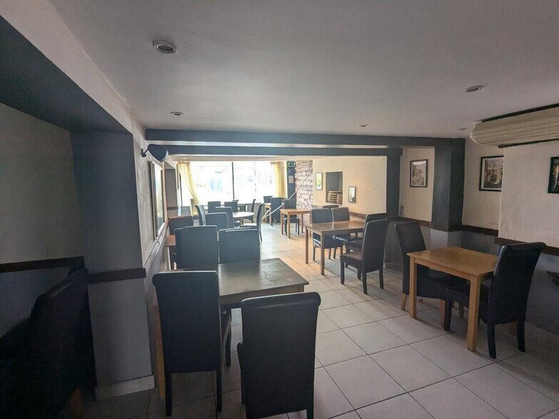 42-44 High St, Woking à louer - Photo du bâtiment - Image 2 de 7