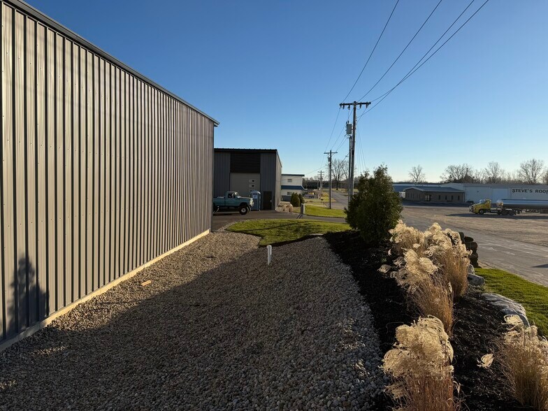 2490 Rainbow Dr, Warsaw, IN à vendre - Photo du bâtiment - Image 3 de 7