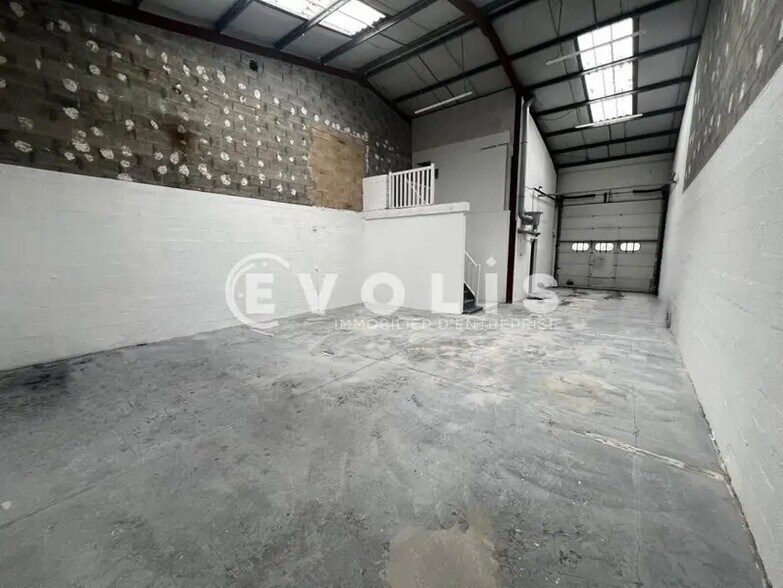 Flex in Lisses for lease - Interior Photo - Image 3 of 12