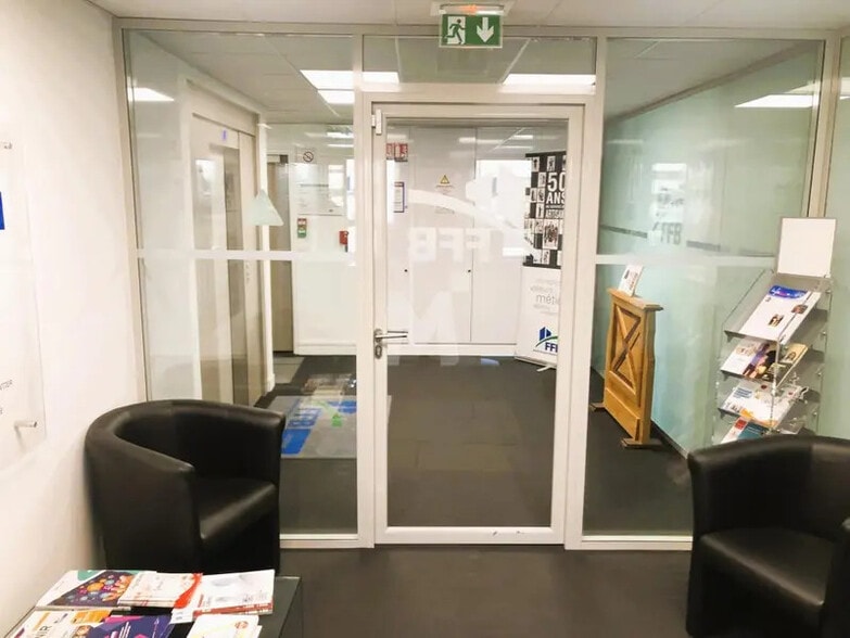 Bureau dans Évry-Courcouronnes à vendre - Hall d’entrée - Image 3 de 14