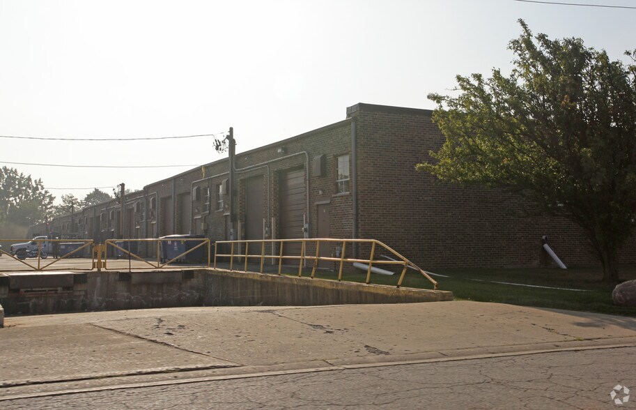 1001 W Republic Dr, Addison, IL à louer - Photo du bâtiment - Image 3 de 8