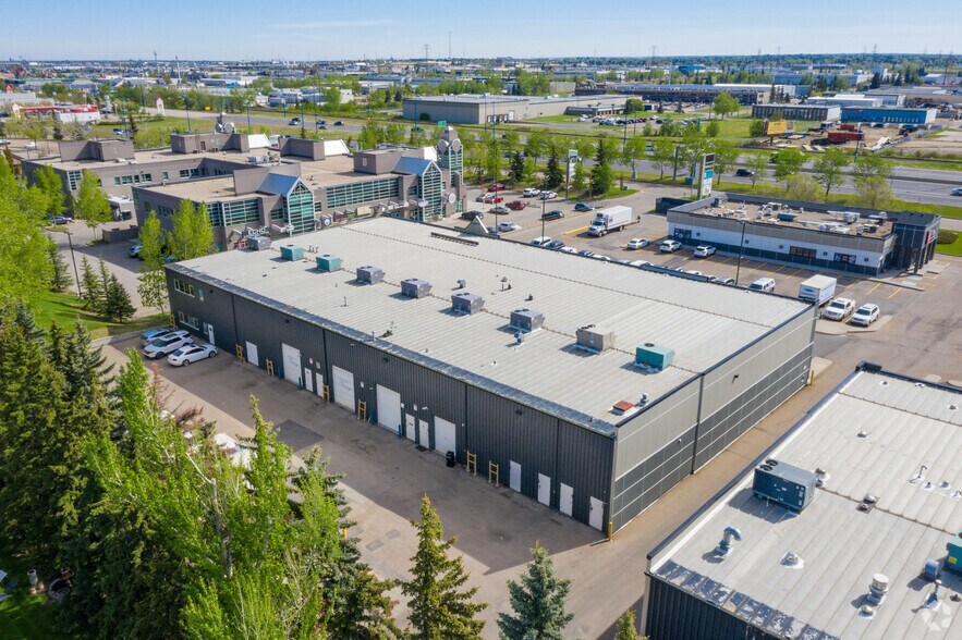 2840-2878 Calgary Trl NW, Edmonton, AB à vendre - Photo du bâtiment - Image 2 de 5