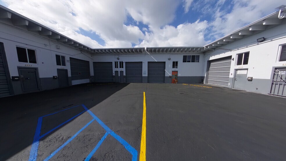 4630-4666 SW 75th Ave, Miami, FL à louer - Photo du bâtiment - Image 2 de 10