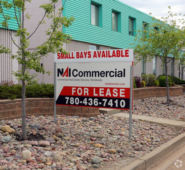 3731-3745 98th St NW, Edmonton, AB à louer - Photo du bâtiment - Image 2 de 13