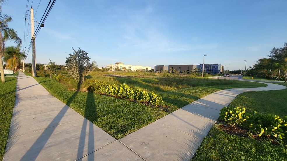 18900 Pines Blvd, Pembroke Pines, FL for sale - Building Photo - Image 3 of 12