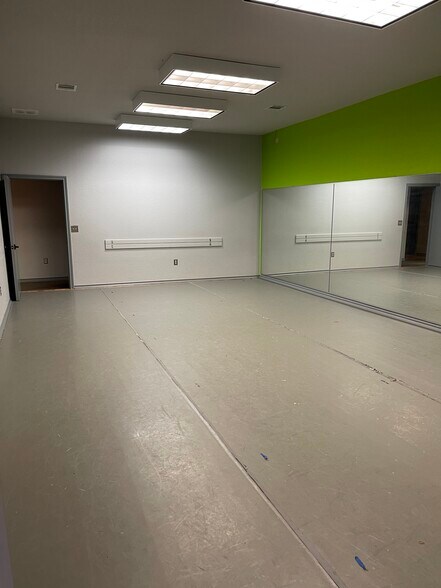 1314 NW John Jones Dr, Burleson, TX for lease - Interior Photo - Image 3 of 5