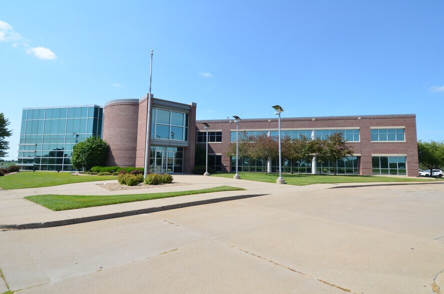 8710 Earhart Ln Sw, Cedar Rapids, IA à louer - Photo du bâtiment - Image 1 de 18