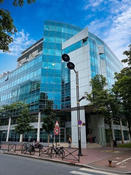 50 Quai Charles Pasqua, Levallois-Perret à louer - Photo du bâtiment - Image 1 de 8