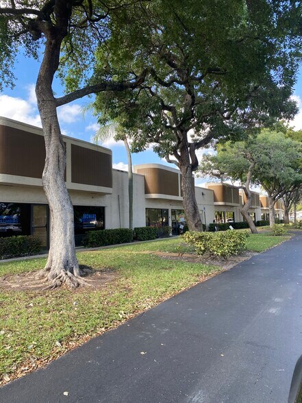214 S Military Trl, Deerfield Beach, FL à louer - Photo du bâtiment - Image 2 de 8