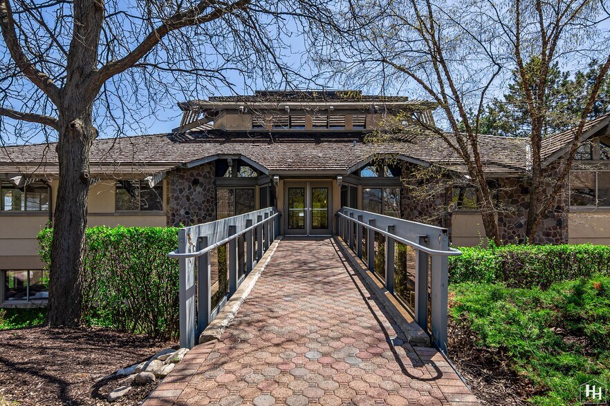 970 McHenry Ave, Crystal Lake, IL à vendre - Photo du bâtiment - Image 2 de 26