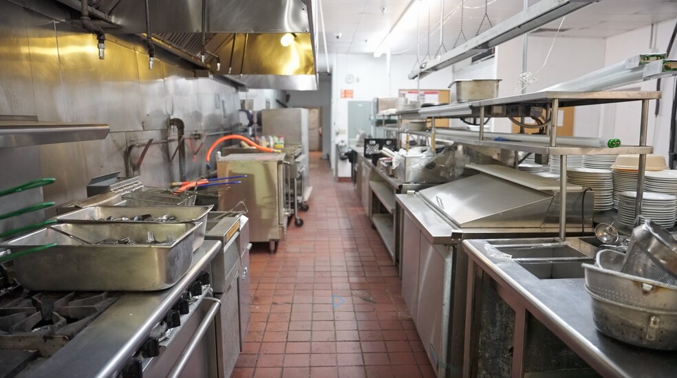 1901 Palm Beach Lakes Blvd, West Palm Beach, FL à louer - Photo du bâtiment - Image 2 de 11