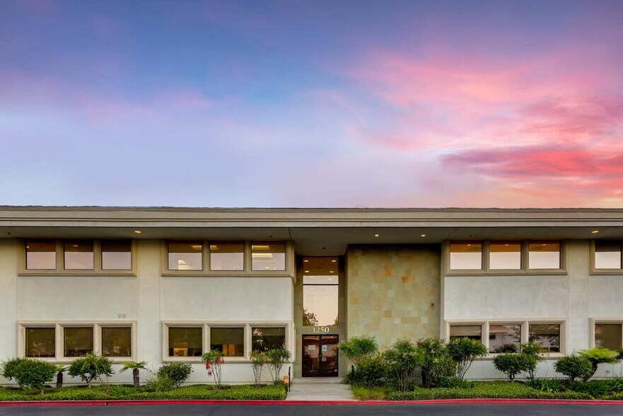 1250 La Venta Dr, Westlake Village, CA à louer - Photo du bâtiment - Image 2 de 6