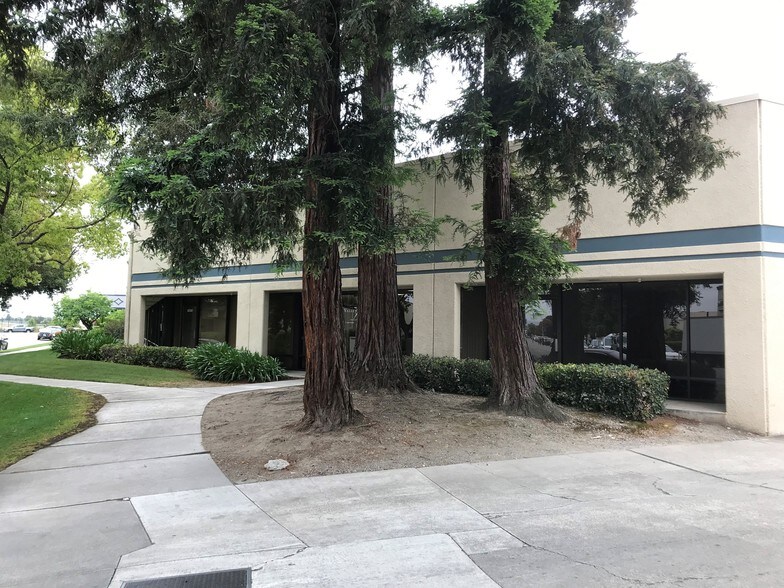 7087 Commerce Cir, Pleasanton, CA à louer - Photo du bâtiment - Image 1 de 5