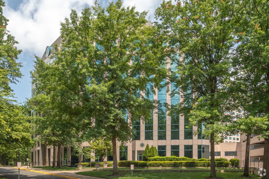 3141 Fairview Park Dr, Falls Church, VA à louer - Photo du bâtiment - Image 2 de 6