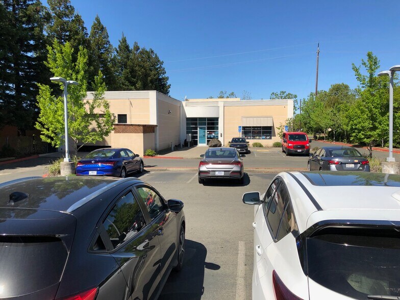 2700 Santa Rosa Ave, Santa Rosa, CA à vendre - Photo du bâtiment - Image 2 de 8