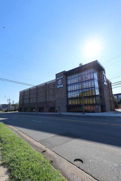 2705 S Tryon St, Charlotte, NC for lease - Building Photo - Image 1 of 2