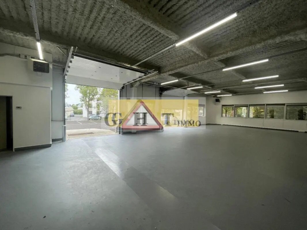 Industrial in Les Ulis for lease Building Photo- Image 1 of 16