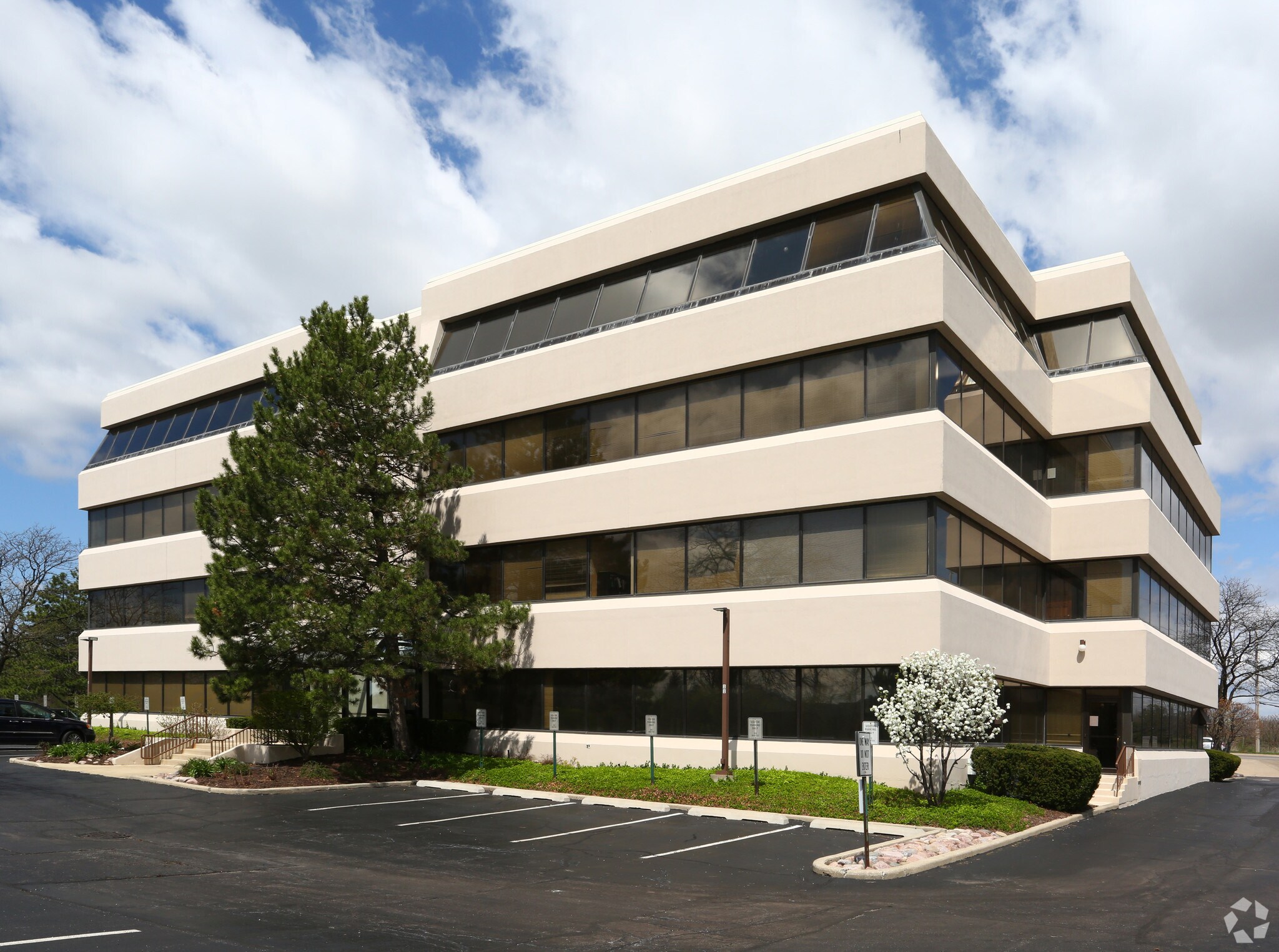 340 W Butterfield Rd, Elmhurst, IL à vendre Photo du bâtiment- Image 1 de 2