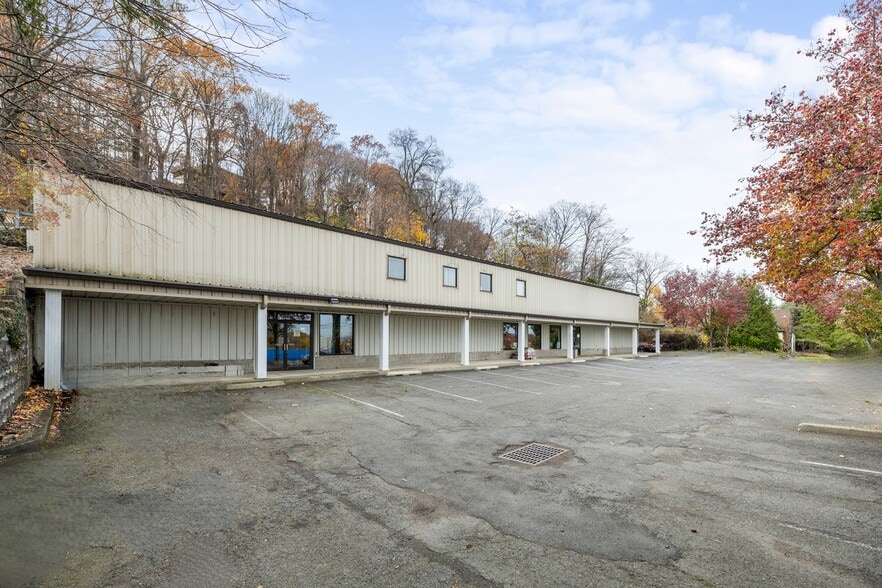 1190 Pompton Ave, Cedar Grove, NJ for lease - Building Photo - Image 2 of 15