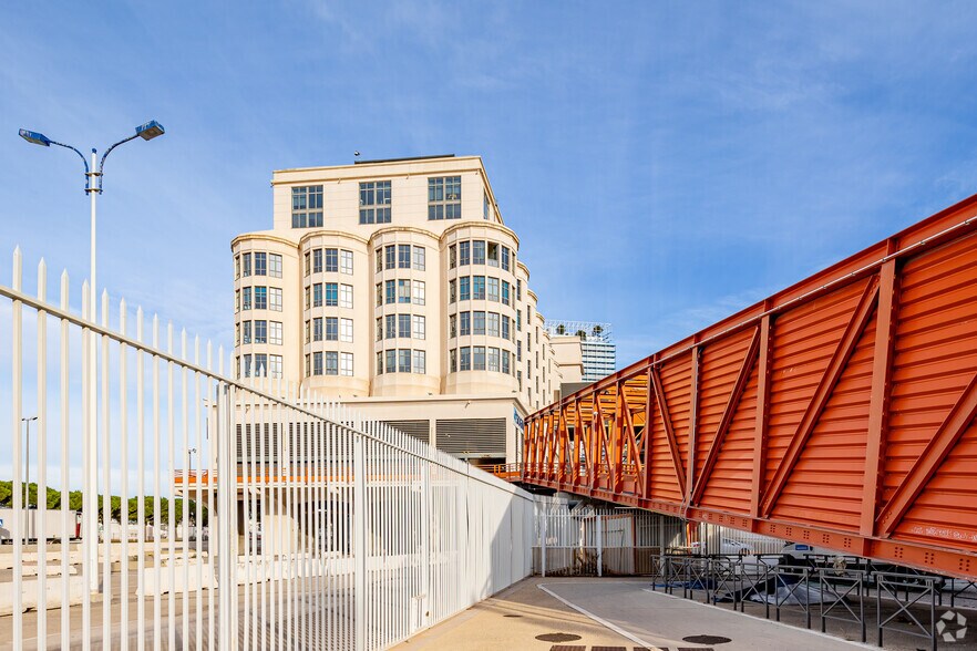 3 Place Henri Verneuil, Marseille à louer - Photo du bâtiment - Image 2 de 4