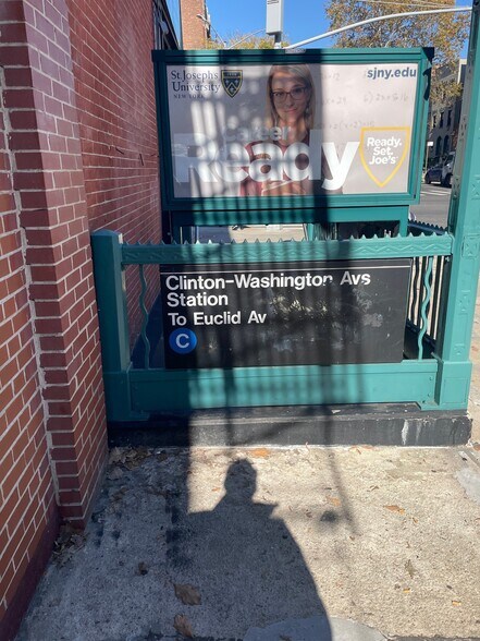 519 Clinton Ave, Brooklyn, NY à vendre - Photo du bâtiment - Image 2 de 4