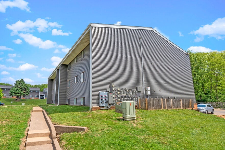 7118 Hillandale Rd, Davenport, IA for sale - Building Photo - Image 3 of 10