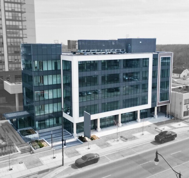 145 Queen St E, Brampton, ON à louer - Photo du bâtiment - Image 1 de 3