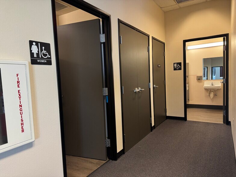 3077 NW St Helens Rd, Portland, OR à louer - Photo du bâtiment - Image 3 de 9