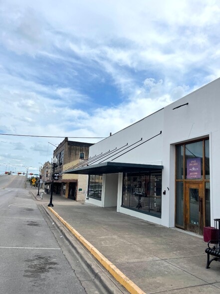 211 N Main St, Taylor, TX à louer - Photo du bâtiment - Image 3 de 11