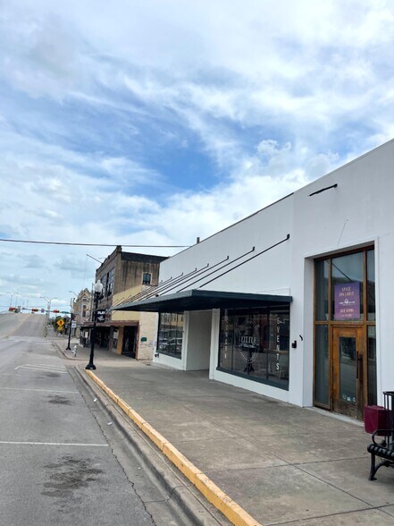 211 N Main St, Taylor, TX à louer - Photo du bâtiment - Image 2 de 10