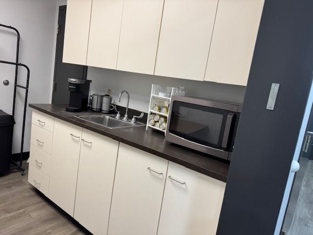 1600 Kingsway Ct, Trenton, MI à vendre - Photo du bâtiment - Image 3 de 12