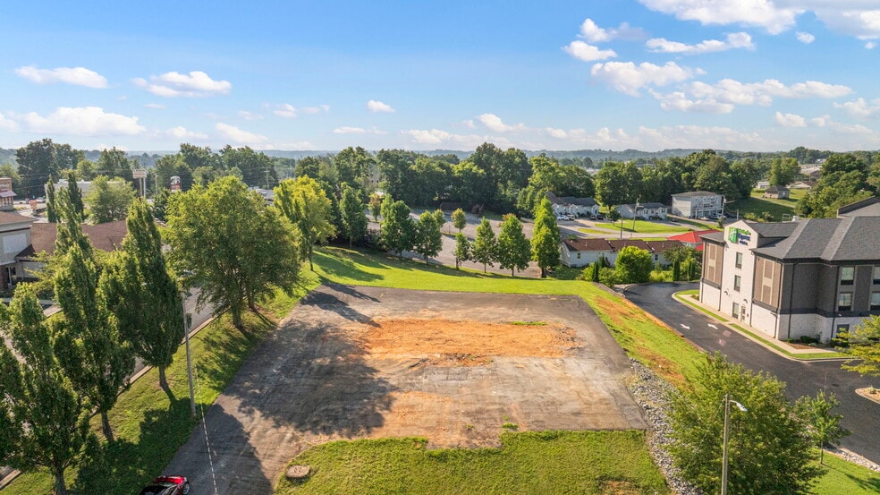 206 Wall St, Glasgow, KY for sale - Building Photo - Image 2 of 11