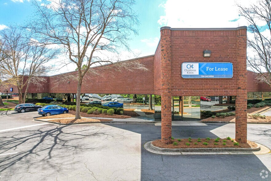 9625 Southern Pine Blvd, Charlotte, NC for lease - Building Photo - Image 2 of 5