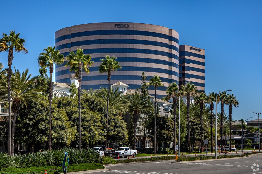 2601 Main St, Irvine, CA à louer - Photo du bâtiment - Image 3 de 6
