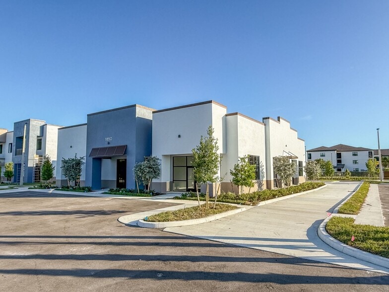 11850-11880 Cheeca Ct, Fort Myers, FL à louer - Photo du bâtiment - Image 3 de 4